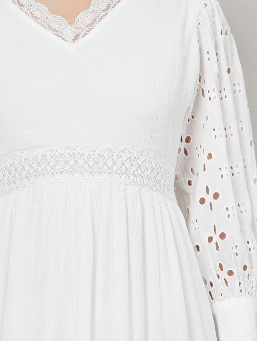 Floral pattern in Schiffli embroidery